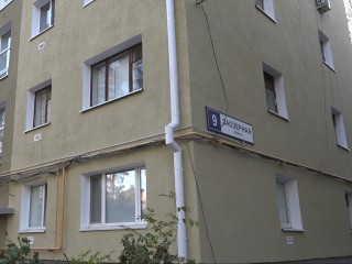 Во Власихе отремонтировали фасад дома для семей офицеров