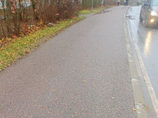 «Мосавтодор» очистил от мусора тротуар на Школьной в Вербилках