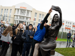 Скандально известная скульптура учителю в Дзержинском получила имя