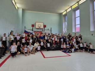 На соревнованиях из-за сломавшейся колонки борцы сами исполнили гимн России