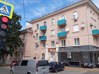 Жильцы мариупольской четырехэтажки скоро вернутся домой: еще один пострадавший от обстрелов дом вернули к жизни