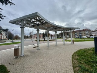 Центральная площадь в Хотькове стала светлее вечером и зеленее днем