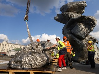 Бесформенный памятник заменили лопатой в столичном регионе