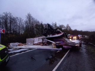 Врачи оказали помощь водителям грузовых автомобилей после страшной аварии на трассе А-108