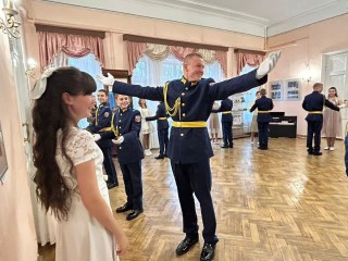 Традиции военного дворянства воплотили на кадетском балу в усадьбе Фряново