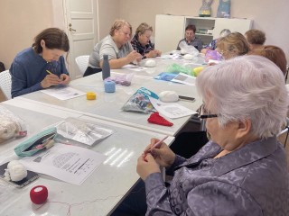 Вязать необычные узоры крючком бесплатно учат щелковских пенсионеров