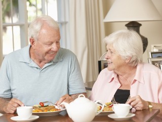 Почему привычное трехразовое питание опасно после 70 лет: советы ученых
