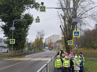 Безопасный маршрут: дошкольники на экскурсии изучили правила дорожного движения