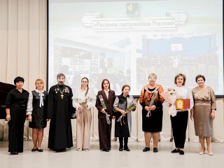 Лучшие школы Шатуры ко Дню учителя наградили новым памятным знаком