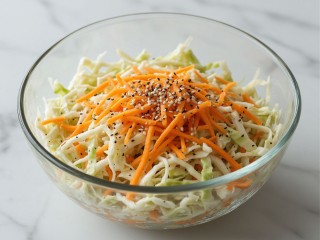 Когда дети просят витаминов зимой: сибирский способ квасить капусту экономит время и нервы