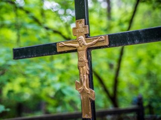 Кого теперь можно хоронить в одной могиле, а кого — нельзя, и почему придется ждать: новые правила для кладбищ