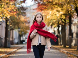 Красные шарфы и леопардовые джинсы: мода осенних улиц удивляет