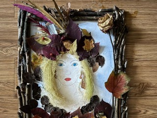 Осень вдохновила школьников в Лыткарине на создание картин из листьев и ягод