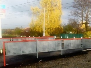 На станциях Пески и Шиферная установили направляющие барьеры-накопители