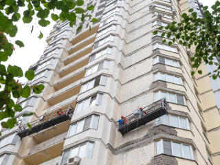 Двадцать семь новых лифтов уже работают в городских многоэтажках