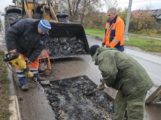На улице Весенней продолжается ямочный ремонт: устраняют ямы и трещины