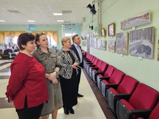 Заслуженный художник России Виктор Петров представит жителям Белоомута «Золотую осень»