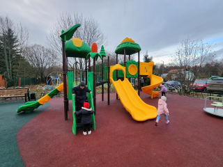 Все лучшее — детям: в Песоченке под Чеховом открыли новую детскую площадку. Что делает ее особенной?