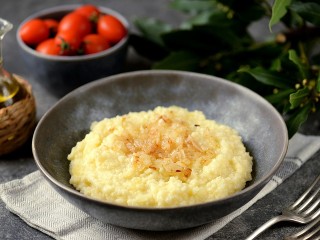 Рецепт утреннего завтрака: пшенная каша с сыром и идеальным яйцом пашот