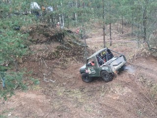 «На работе — тушим, на отдыхе — гоняем!»: зачем пожарные из Красноармейска устроили себе испытание бездорожьем