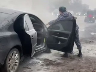 В Подмосковье росгвардейцы оказали помощь водителю загоревшегося авто