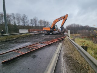 Возле деревни Лукино под Серпуховом рабочие разбирают мост через железную дорогу
