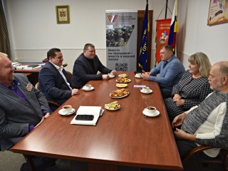 В Лотошино поблагодарили отца бойца СВО и рассказали о программе «Герои Подмосковья»