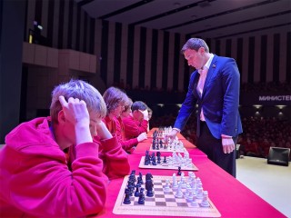 Гроссмейстер Карякин чуть не проиграл начинающим шахматистам в Одинцово