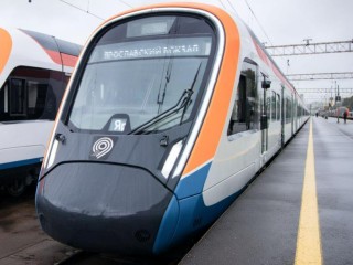 Еще одна электричка с трехдверными вагонами пришла в Подмосковье