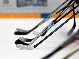 Студенты-хоккеисты РГСУ выходят на лед в форме, украшенной логотипом Федоскино