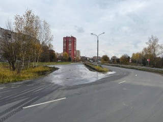 По просьбам жителей помыли и очистили от грязи и гравия дорогу на Центральной