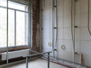 В отделениях главного корпуса Жуковской больницы монтируют систему отопления и лифты