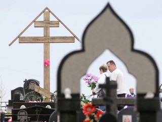 Застолье на погосте: священник объяснил, почему нельзя есть на кладбище