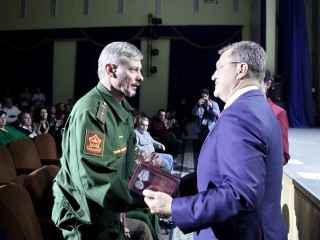 Медаль «За отвагу» вручил бойцу СВО Андрею Логинову глава Богородского округа