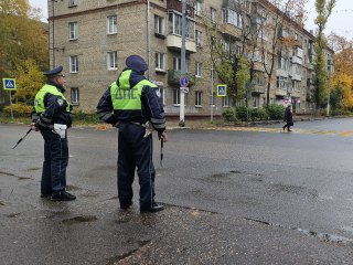 Подростков и взрослых в Можайске учили соблюдать ПДД на улице в сложных условиях