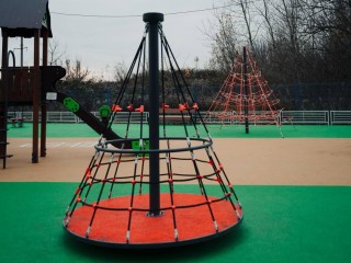 На новой детской площадке в Анискине установили дополнительное освещение