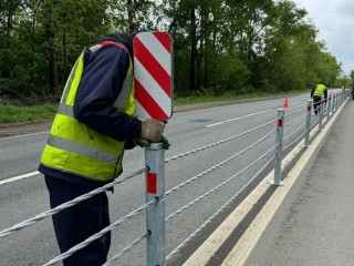 На Дзержинском шоссе в Котельниках восстанавливают дорожные ограждения