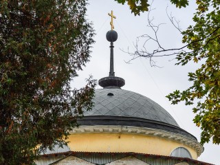 В усадьбе Суханово освятили крест на месте захоронения князя Волконского