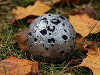 Космический болид разрушился на фрагменты в виде монет, которые теперь ищут в лесах