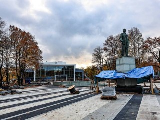 Рабочие ведут облицовку основания памятника В.И. Ленину в центре города