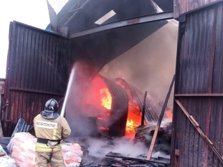 Пожарные ликвидировали возгорание в ангаре в Ступине