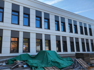 В городской больнице начали монтаж перегородок в хирургическом корпусе