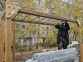 На улице Спортивная завершают обустройство детской площадки по программе губернатора Подмосковья