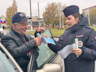 В Подольске сотрудники Госавтоинспекции раздали водителям профилактические листовки и фликеры