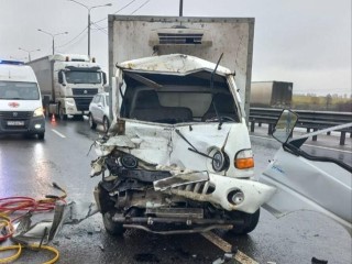 Спасатели деблокировали водителя грузовика, пострадавшего в ДТП в Подольске