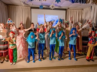 Гарри Поттер прогуляет пары в Хогвартсе, чтобы повеселиться с детьми из Шаховской