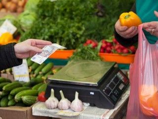 Названы три фактора, влияющие на осенние цены в продуктовых магазинах и на рынках