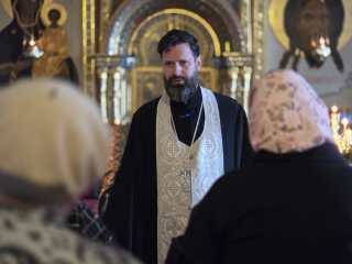 Священник из Можайска поддерживает воинов на передовой и посещает госпитали