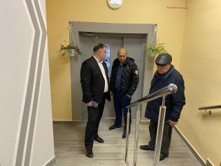 Подъезд дома во Власихе получил новую жизнь благодаря ремонту и участию жильцов