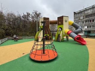 Маленькие жители Хотькова оценили новую игровую площадку на Октябрьской
